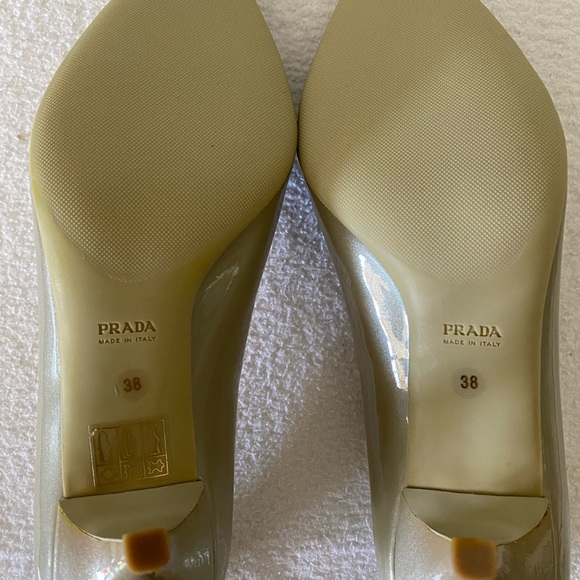 BNIB Prada pumps. Sz 38. Patent leather in a metallic champagne/taupe co… - Picture 4 of 9